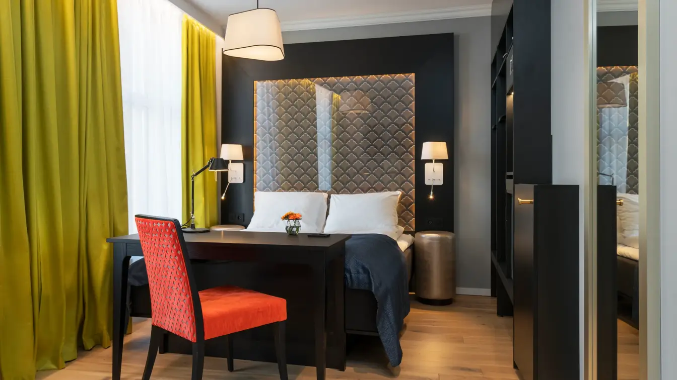 Dobbeltseg og skrivepult på handikaprom på Thon Hotel Spectrum i Oslo sentrum