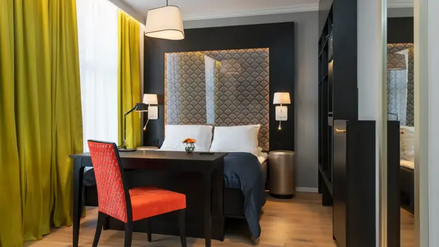 Dobbeltseg og skrivepult på handikaprom på Thon Hotel Spectrum i Oslo sentrum