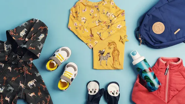 Bilde med klær og utstyr til småbarn