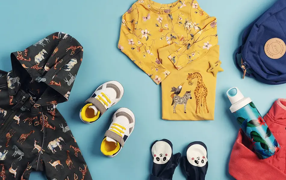 Bilde med klær og utstyr til småbarn