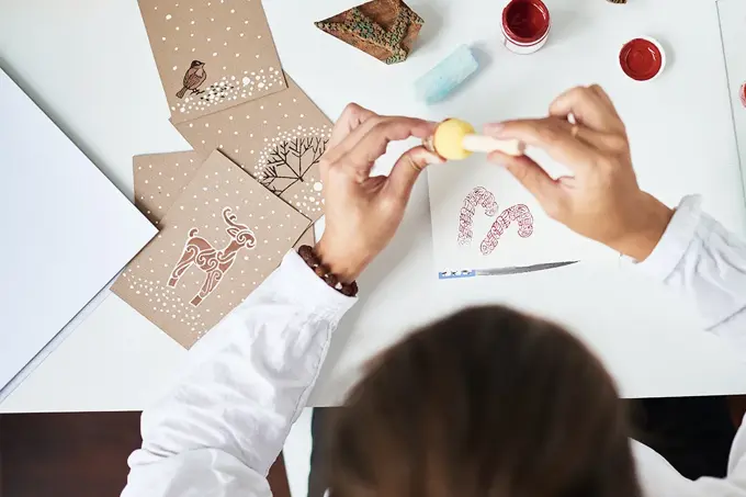 Gutt på juleverksted 