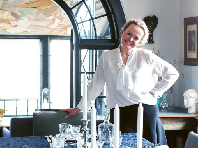 kvinne som lener seg til stol ved spisebord