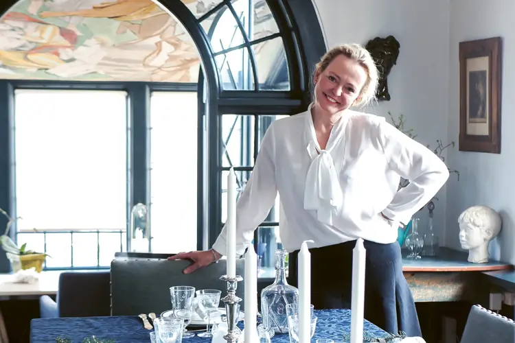 Camilla Reimers (51) er lidenskapelig opptatt av feiring. Med boken «I desember» deler hun av sin entusiasme for årets hyggeligste måned. Les intervjuet her. 