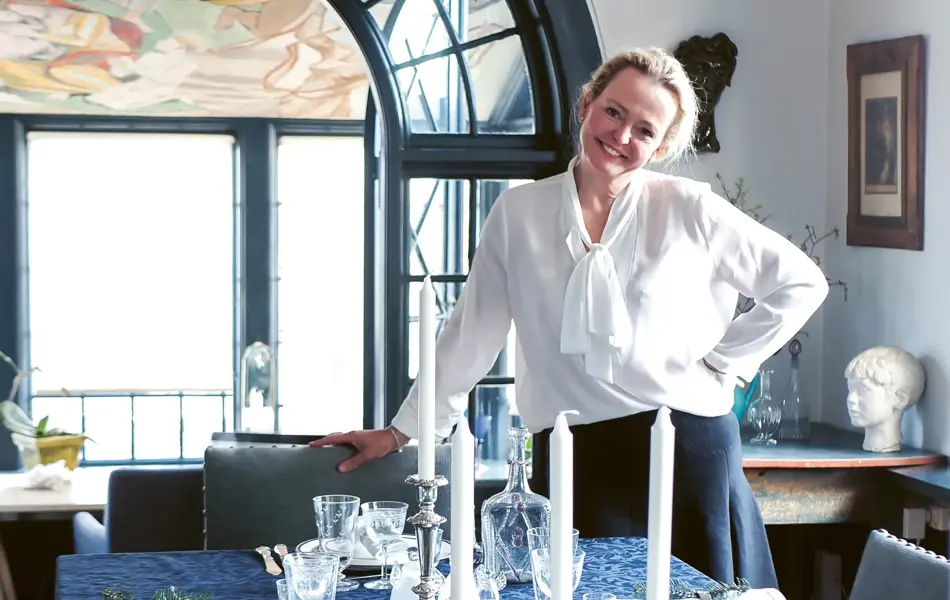 kvinne som lener seg til stol ved spisebord