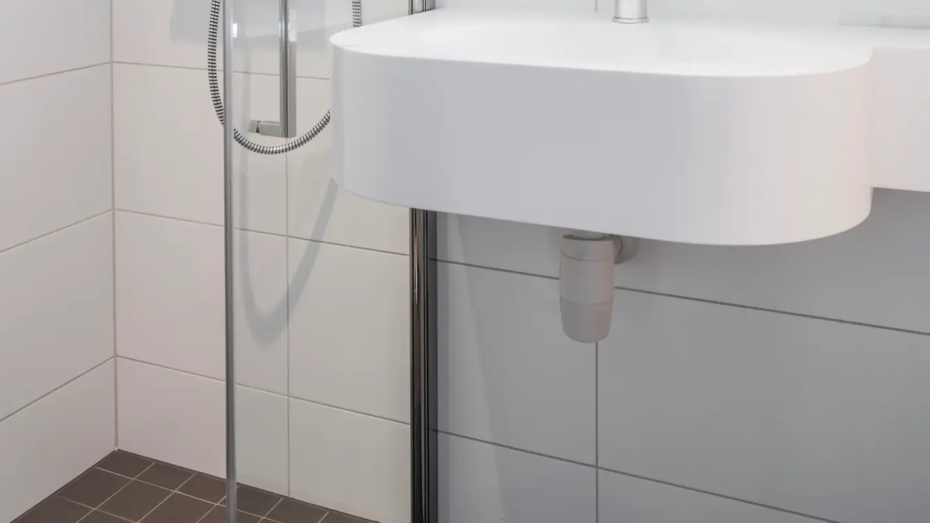 Vask, speil med led lys rundt og dusj på bad i dobbelt rom på Thon Hotel Bristol Bergen