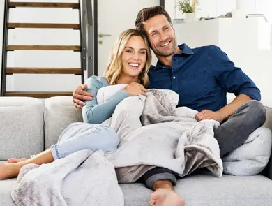 Dame og mann som sitter i armkroken på hverandre