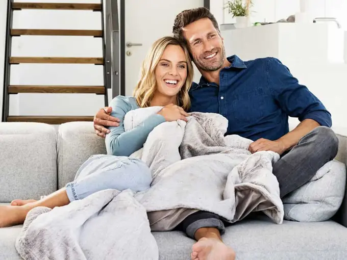 Dame og mann som sitter i armkroken på hverandre