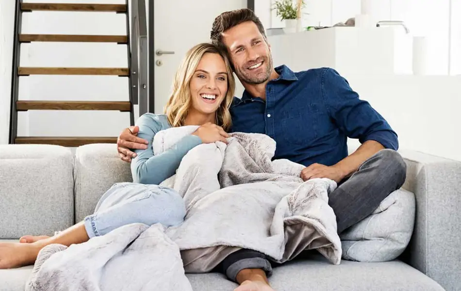 Dame og mann som sitter i armkroken på hverandre