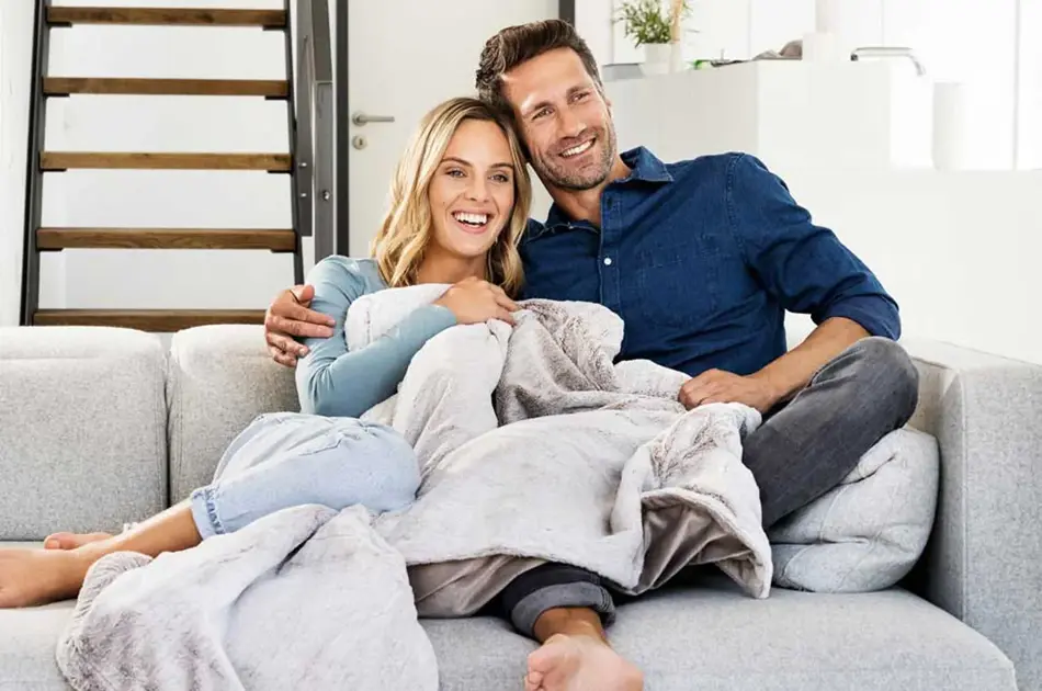 Dame og mann som sitter i armkroken på hverandre