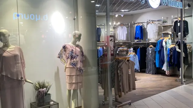 innendørs butikk med skilt og damer og klær