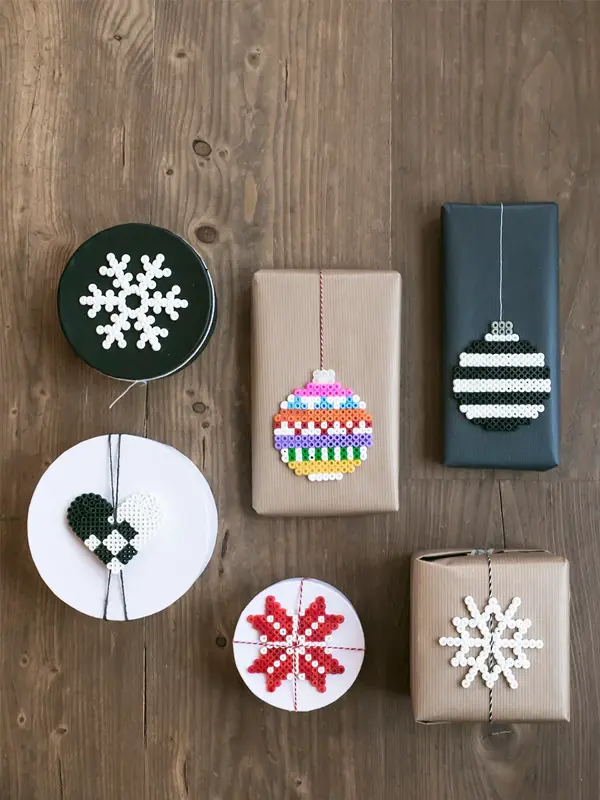 Julegaver med perlefigurer på