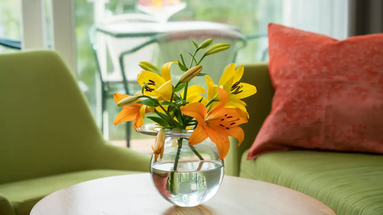 Detaljbilde av blomster på bord på Thon Hotel Sandven i Nordheimsund