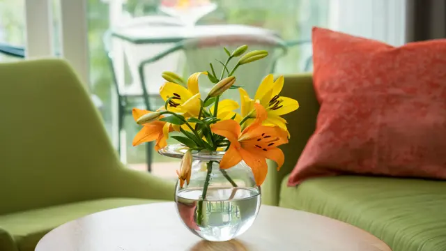 Detaljbilde av blomster på bord på Thon Hotel Sandven i Nordheimsund