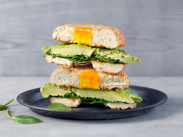 Bagels med egg og avokado