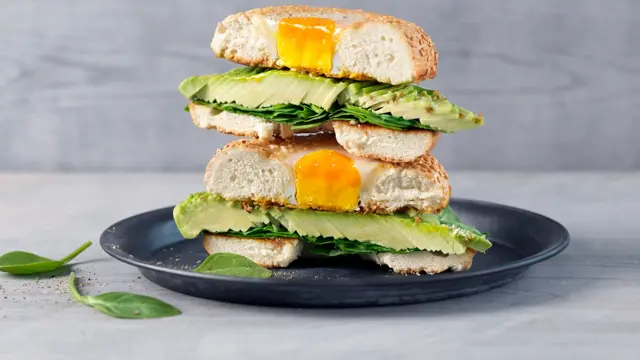 Bagels med egg og avokado
