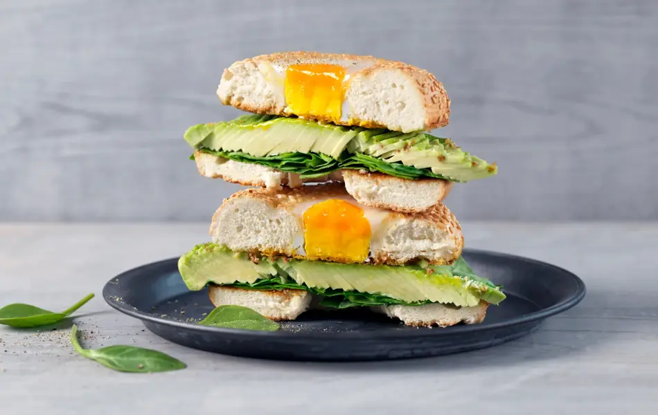 Bagels med egg og avokado