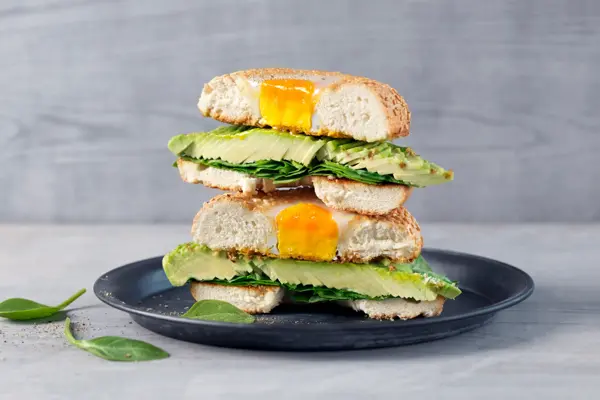 Bagels med egg og avokado