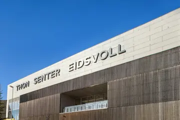 Thon Senter Eidsvoll fasade, med logo på vegg.