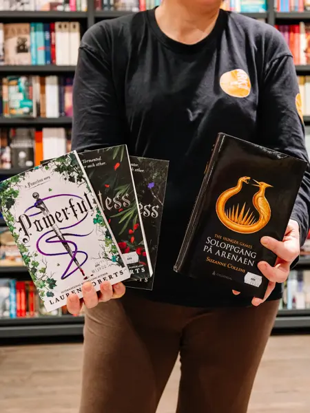 Dame som holder bøker nærbilde