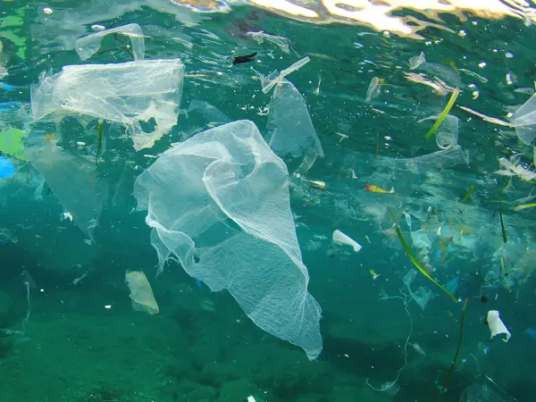 Et bilde under vann av masse søppel og plast.