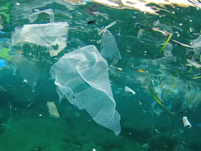 Et bilde under vann av masse søppel og plast.