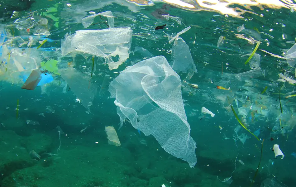 Et bilde under vann av masse søppel og plast.