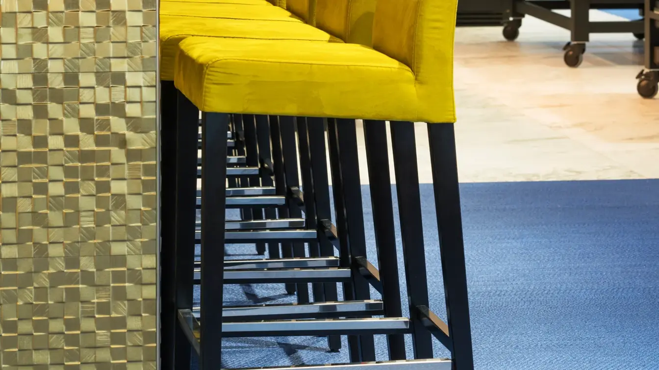 Barkrakker med frokostbuffet i bakgrunnen på Thon Hotel Tønsberg Brygge