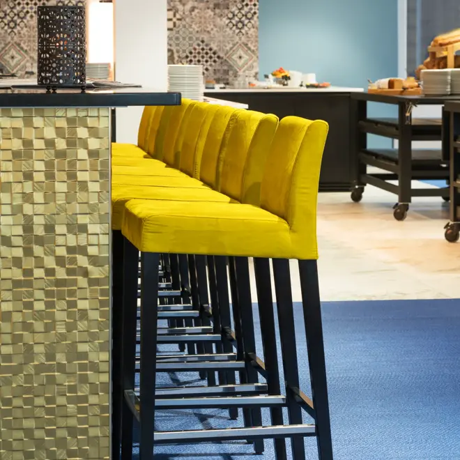 Barkrakker med frokostbuffet i bakgrunnen på Thon Hotel Tønsberg Brygge