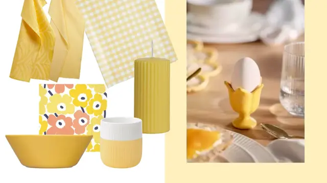 To gule kjøkkenhånklær, rutete duk, blomstrete servietter, gult kubbelys, gul bolle, gul og hvit kaffekopp.