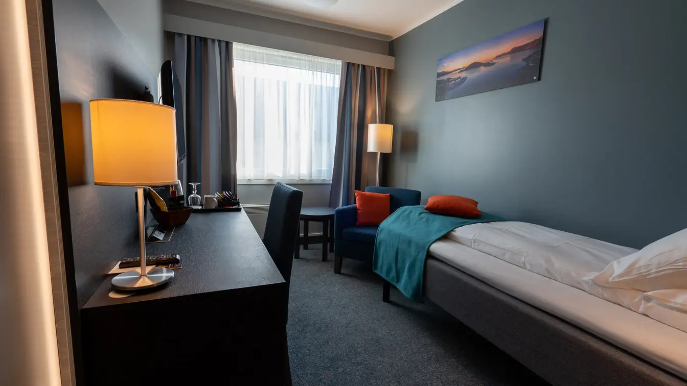 Enkeltseng, vindu, skrivebord, lenestol, salongbord