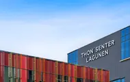 Thon Senter Lagunen fasade, toppen av senteret med logo.
