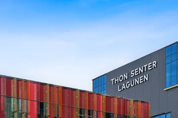 Thon Senter Lagunen fasade, toppen av senteret med logo.