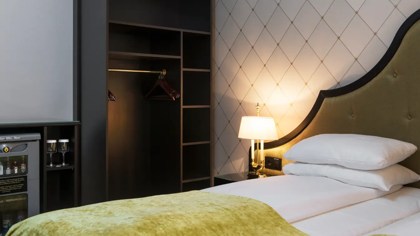 To enkeltsenger og skap på Hotel Bristol i Oslo sentrum