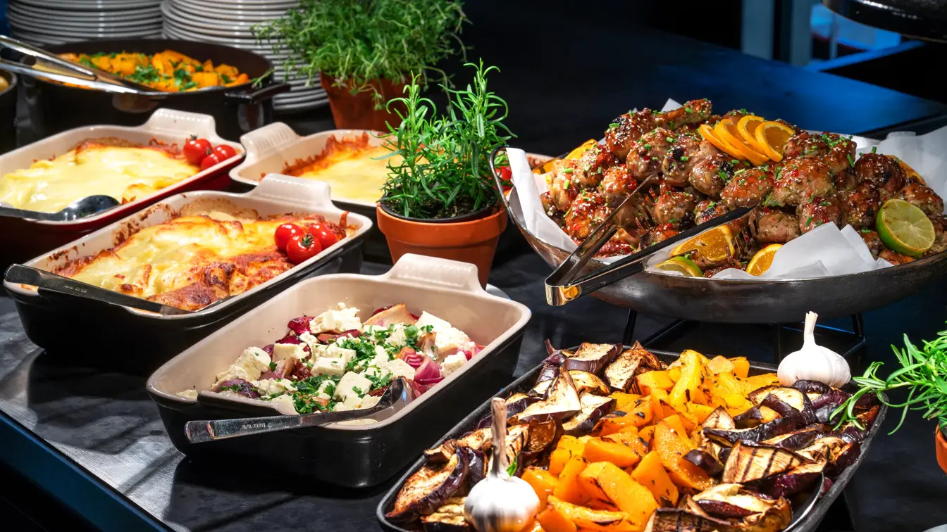 Diverse retter på lunsjbuffet hos Thon Hotel Arena i Lillestrøm