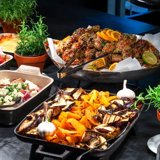 Diverse retter på lunsjbuffet hos Thon Hotel Arena i Lillestrøm