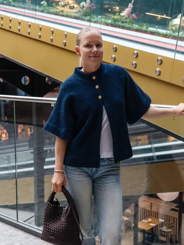 dame i høstantrekk