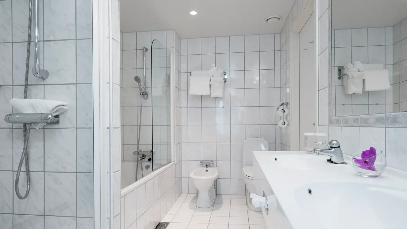 Bad med dusj, badekar, toalett og dobbel vask på Thon Hotel Bristol i Oslo sentrum