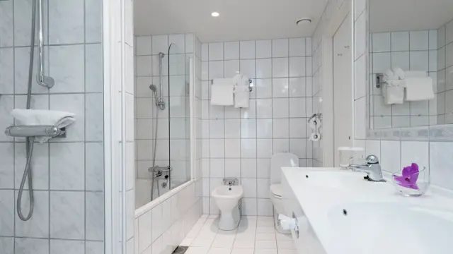 Bad med dusj, badekar, toalett og dobbel vask på Thon Hotel Bristol i Oslo sentrum