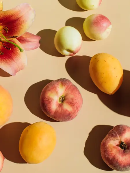 Liljer og fersken på beige bakgrunn 