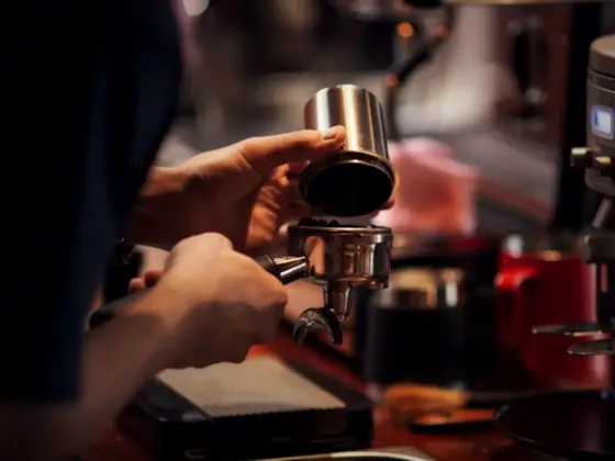 Barista som lager kafe