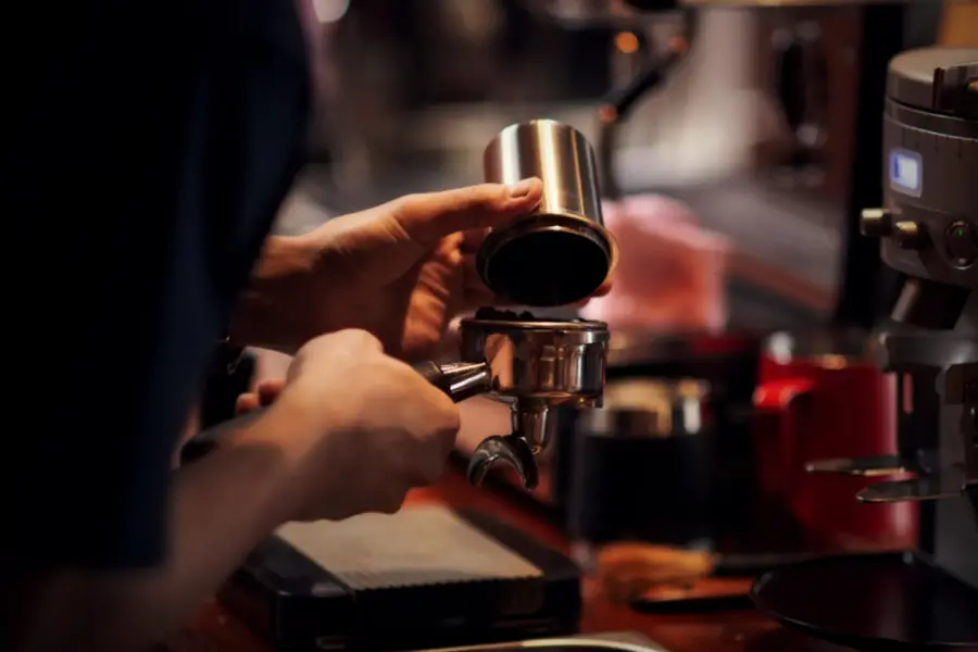 Barista som lager kafe