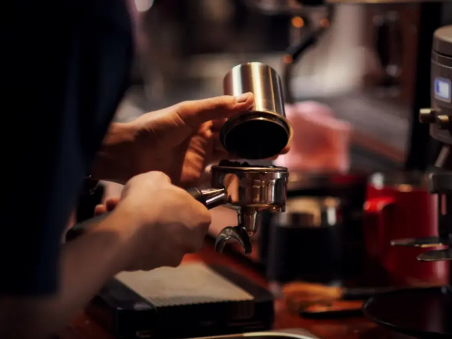 Barista som lager kafe