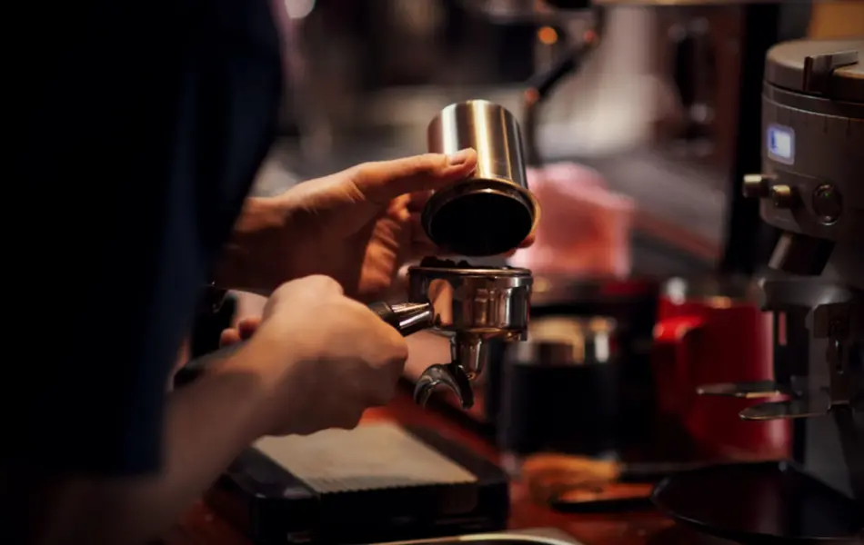 Barista som lager kafe