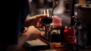 Barista som lager kafe