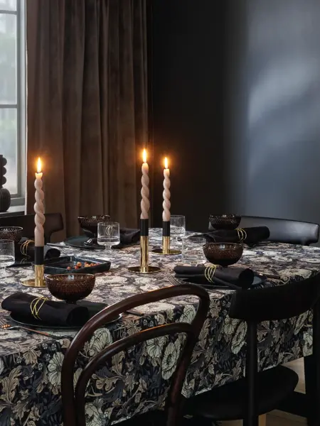 Dekket bord med servise og tente lys