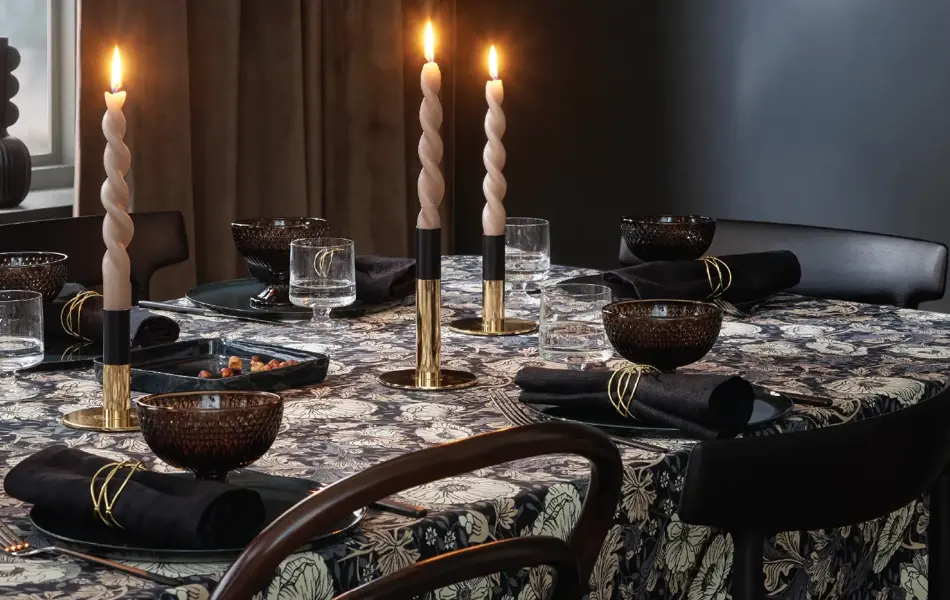 Dekket bord med servise og tente lys