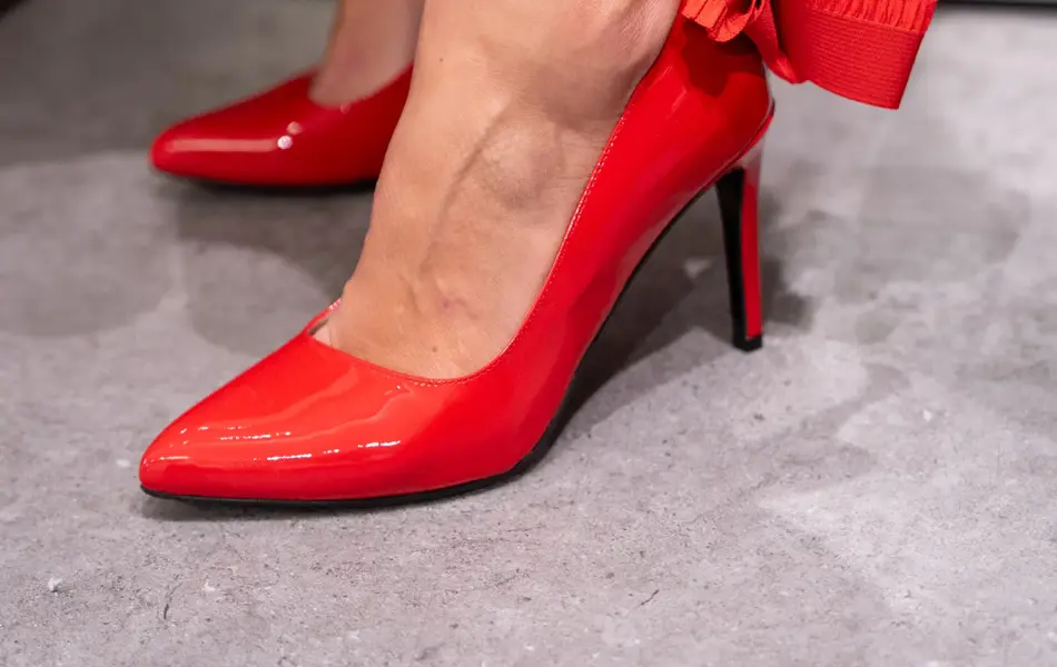 Rød pumps med rød sløyfe på hæl