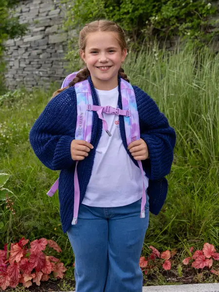 Barn med sekk og veske