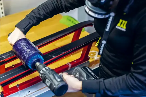 Mann som prepper langrennski