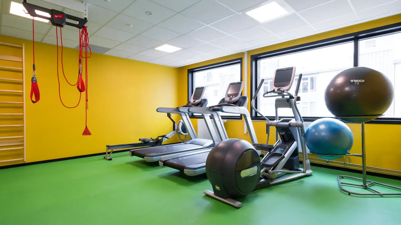 Tredemøller og ulike andre treningsapparater i treningsrommet på Thon Hotel Polar i Tromsø